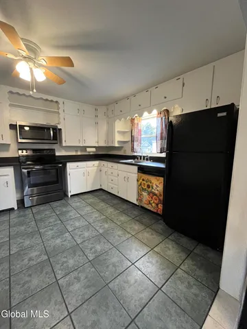 $2,200 | 36 Glenville Street, Unit 1, Rotterdam, NY 12306