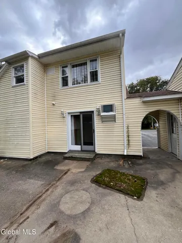 $2,200 | 36 Glenville Street, Unit 1, Rotterdam, NY 12306