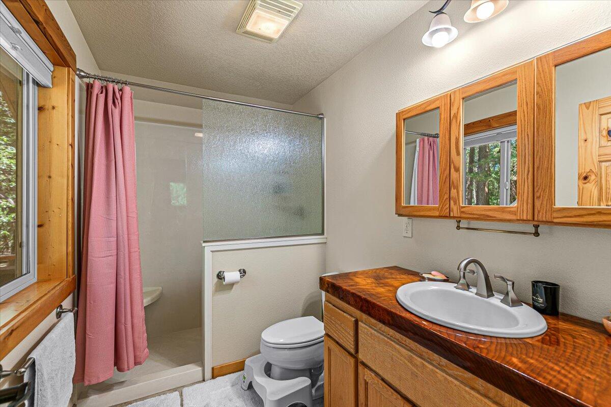 785 Crow Road Merlin, OR 97532 - Photo 21 of 36 23-23