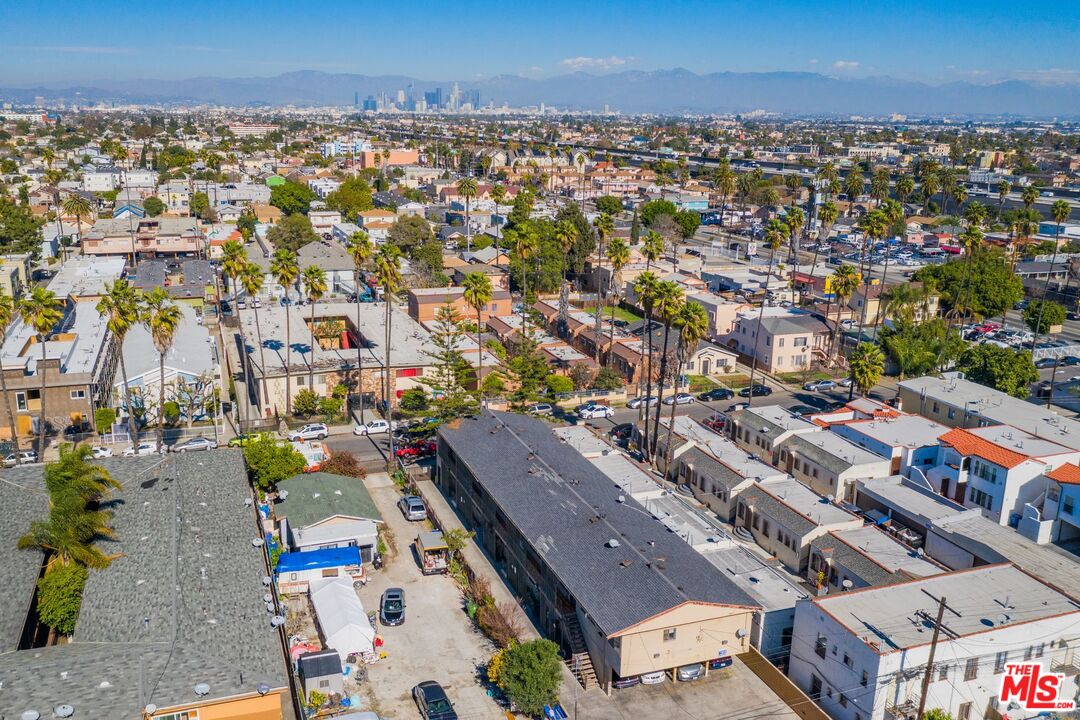 538 West 82nd Street Los Angeles, CA 90044 - Photo 3 of 9 Gallery Image 3