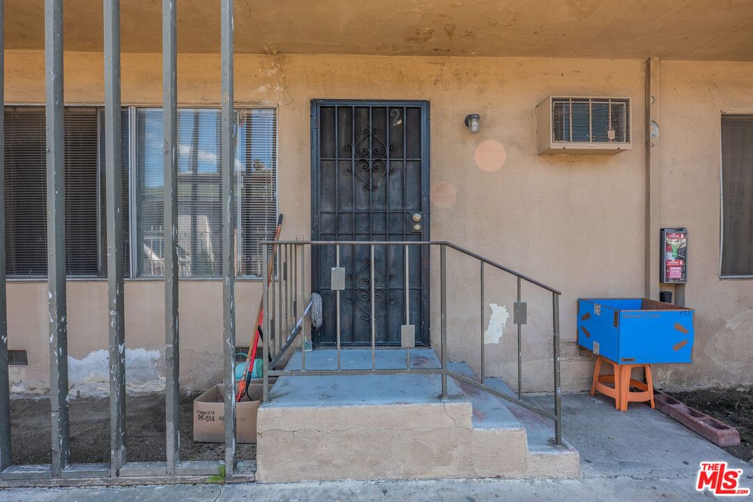 538 West 82nd Street Los Angeles, CA 90044 - Photo 8 of 9 Gallery Image 8