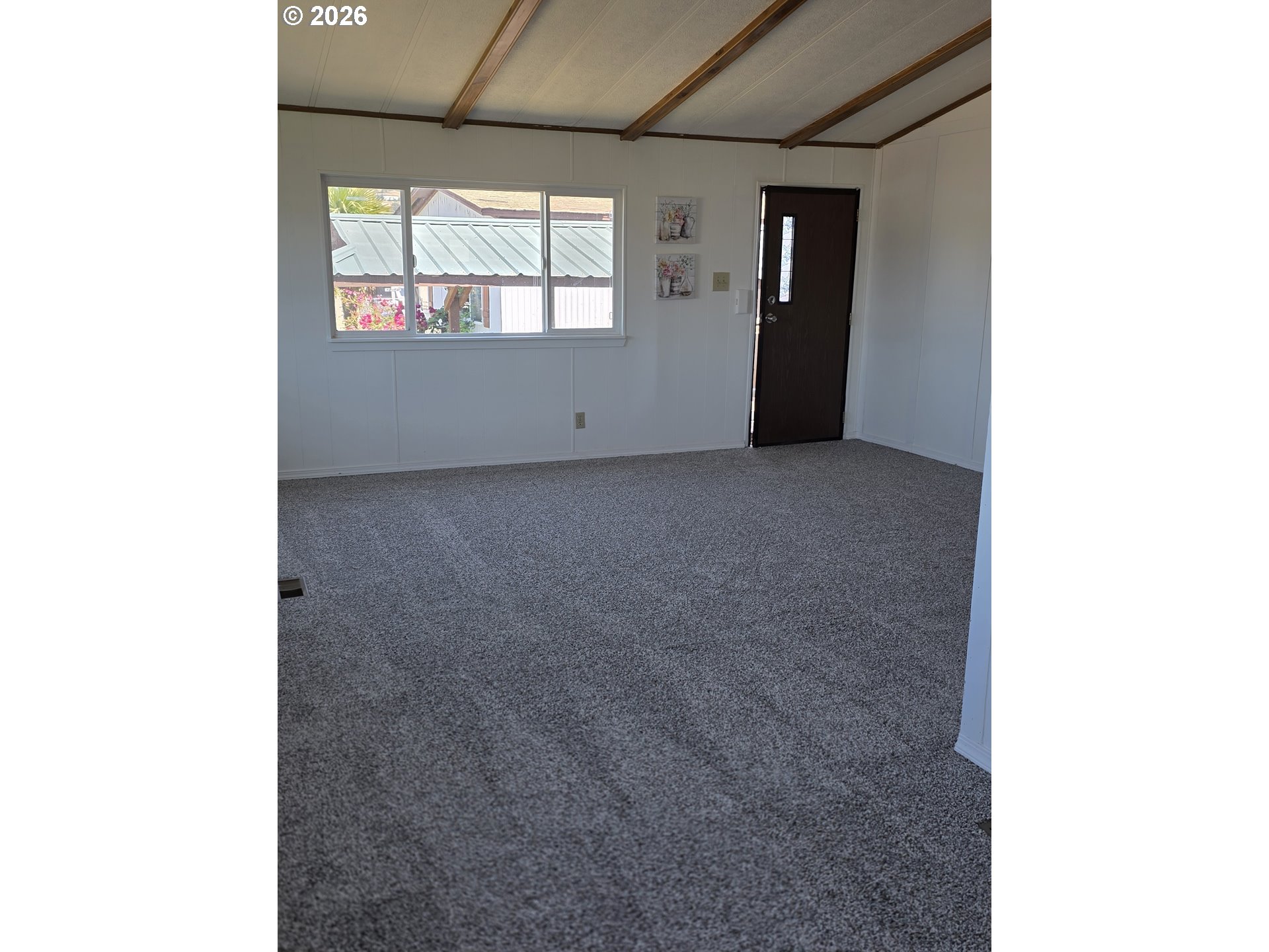 127 Southwest Berry Loop Lane Roseburg, OR 97471 - Photo 6 of 21 Hallway