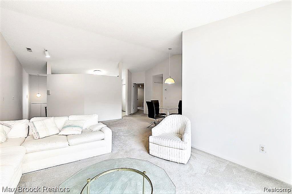 6700 Ridgefield Circle, Unit 204 West Bloomfield, MI 48322 - Photo 5 of 15