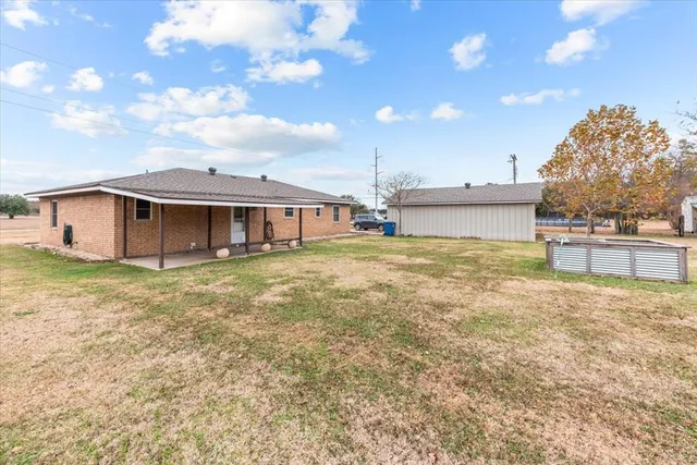 a view of a house with a backyard