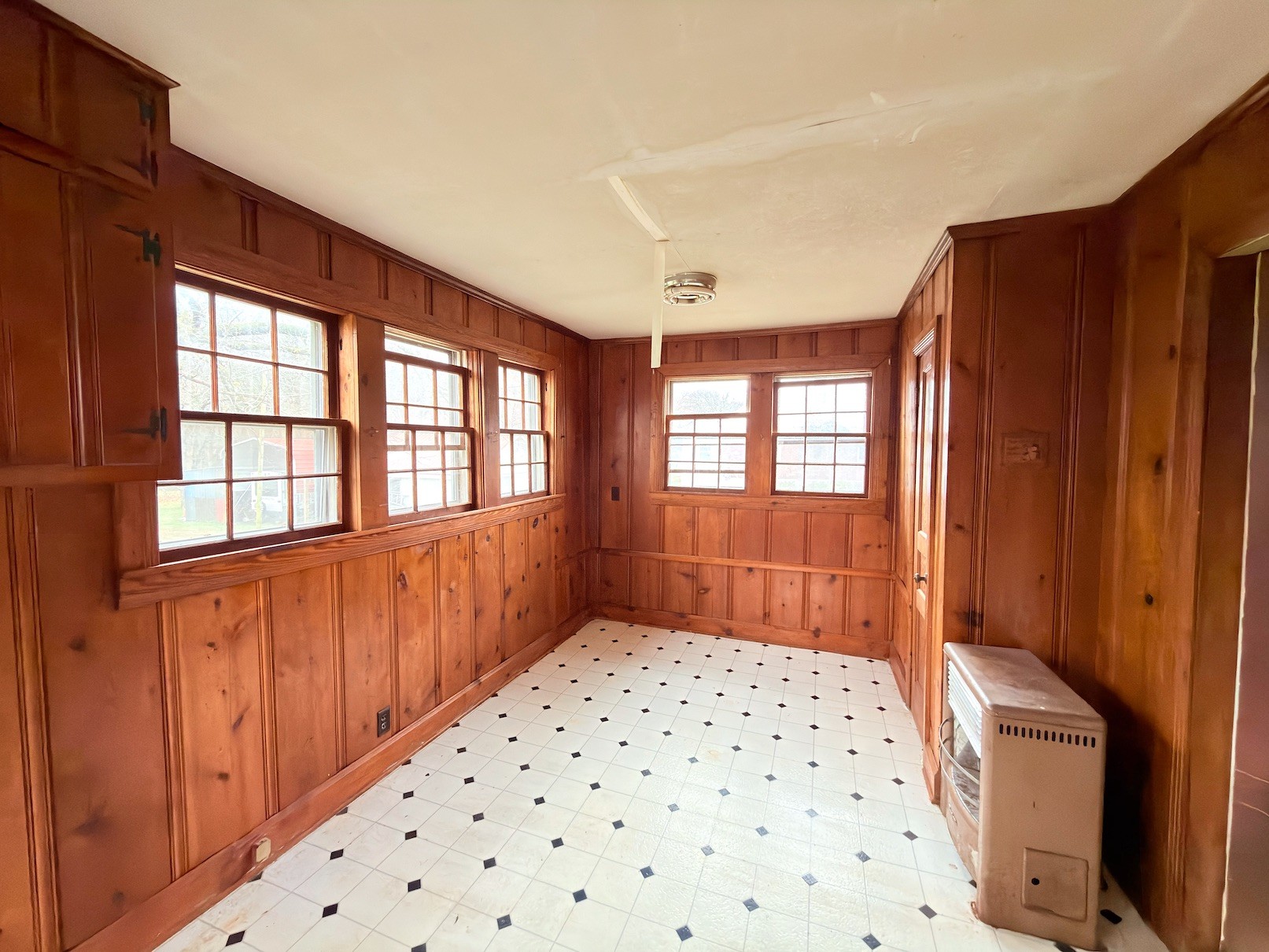 2594 Faulkner Springs Road McMinnville, TN 37110 - Photo 13 of 17 a bedroom with windows
