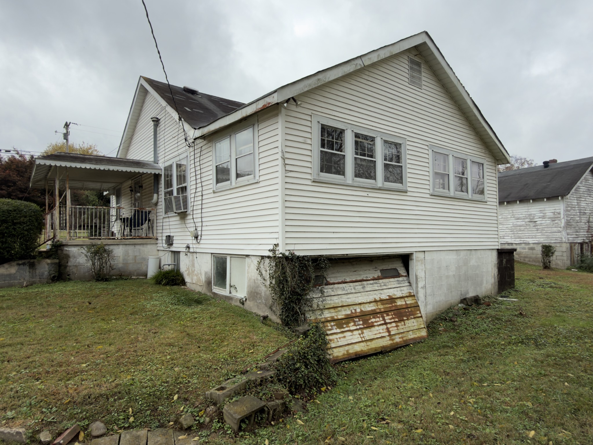 2594 Faulkner Springs Road McMinnville, TN 37110 - Photo 4 of 17 a front view of a house with a yard