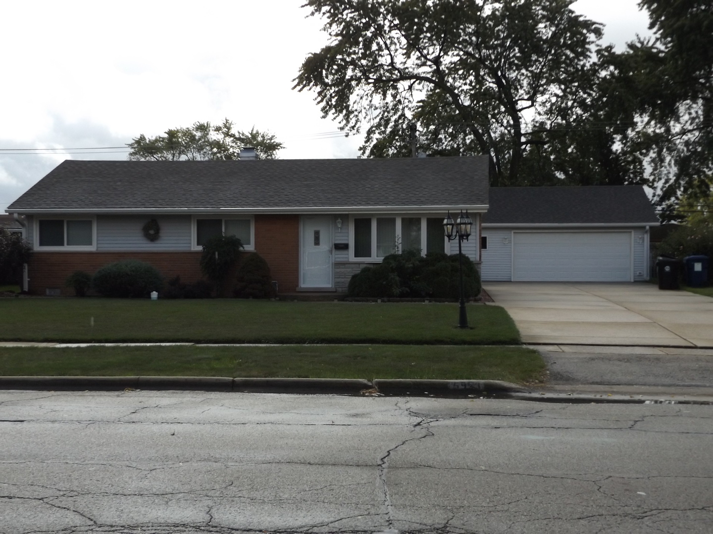 6953 Olympic Drive Bridgeview, IL 60455 - Photo 3 of 33 a front view of a house