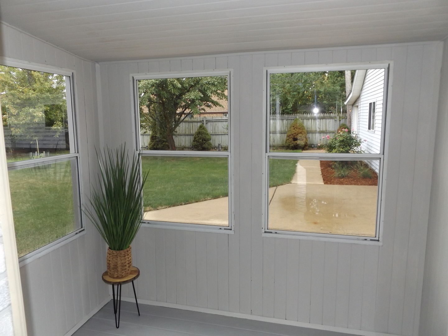 6953 Olympic Drive Bridgeview, IL 60455 - Photo 7 of 33 a view of a window in a room