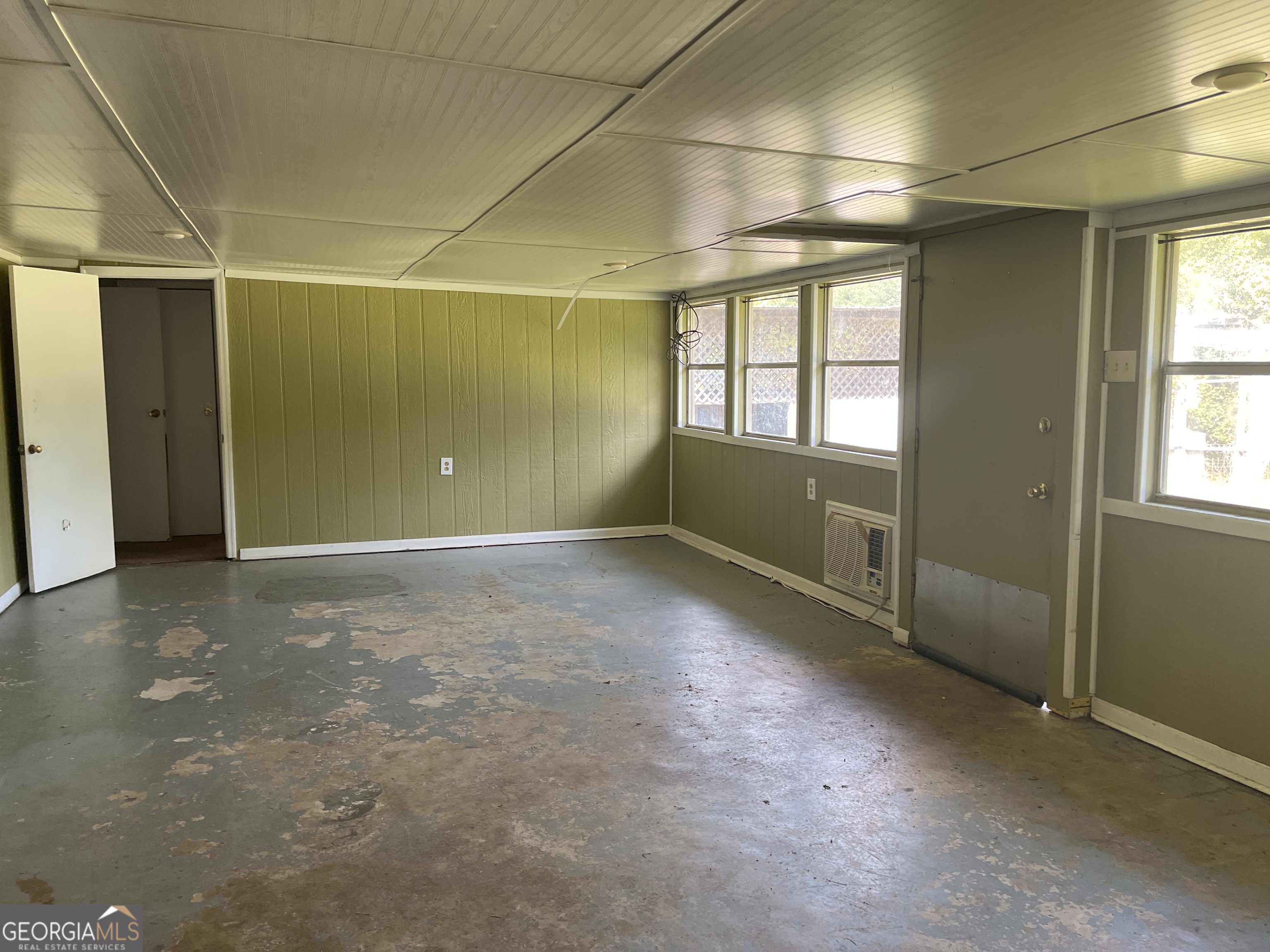 3912 Coakley Avenue Albany, GA 31721 - Photo 5 of 14 an empty room with windows