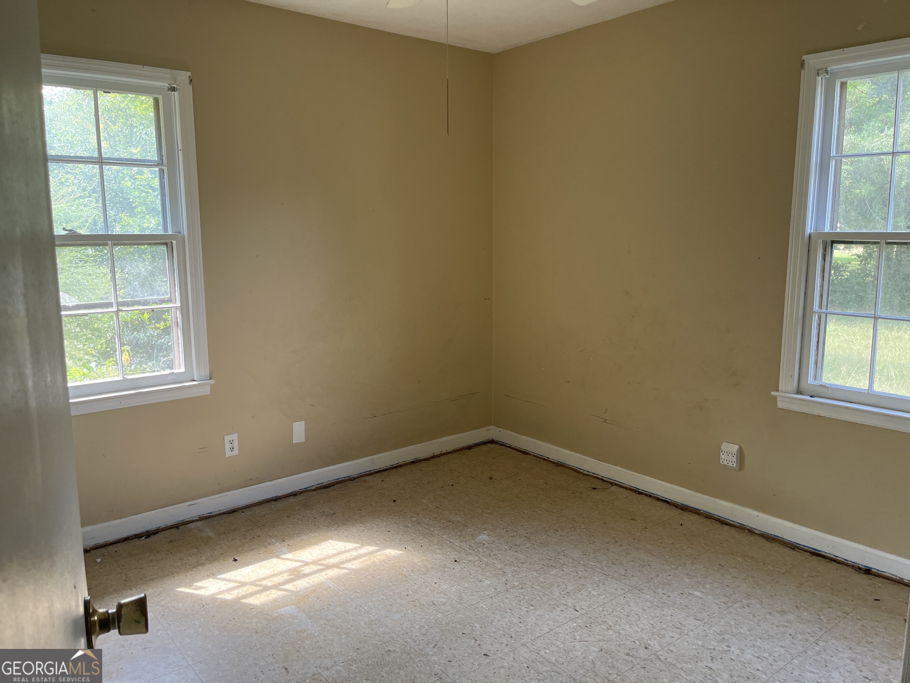 3912 Coakley Avenue Albany, GA 31721 - Photo 8 of 14 an empty room with windows