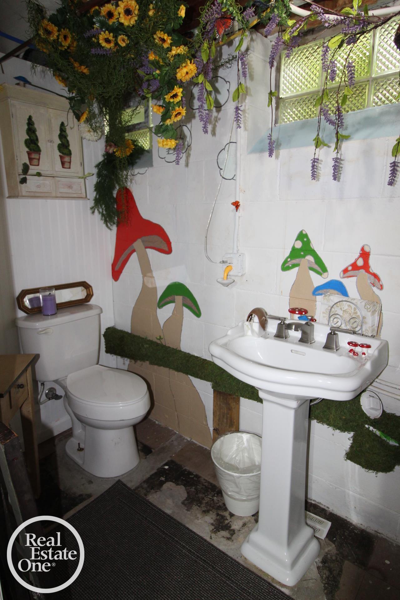 1337 Bishop Road Grosse Pointe, MI 48230 - Photo 37 of 52 50180881-e4b6e29e-f808-43ec-9a84-6521e605af2c.JPG