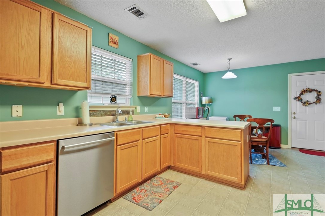 429 Roberts Way Rincon, GA 31326 - Photo 23 of 46 Kitchen and Breakfast Nook