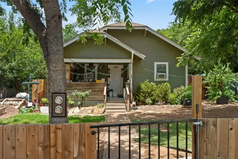 $299,900 | 905 West 10th Street, Georgetown, TX 78626