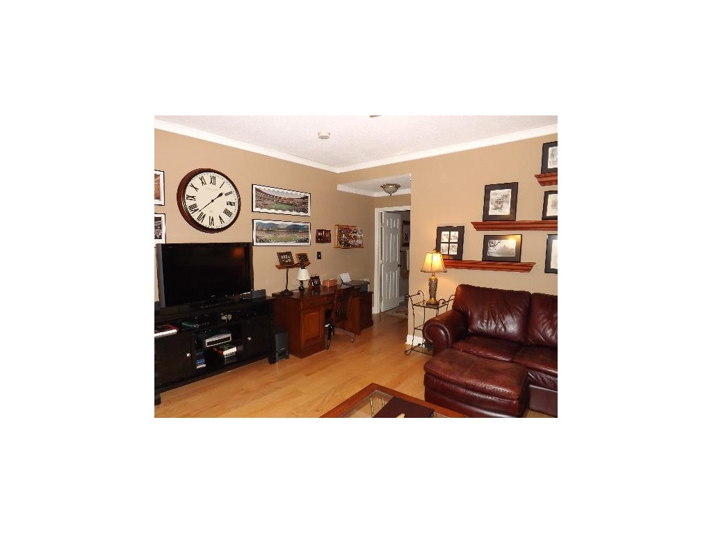 3327 Redstone Road Johnson City, TN 37604 - Photo 21 of 24 Family Room to Bath