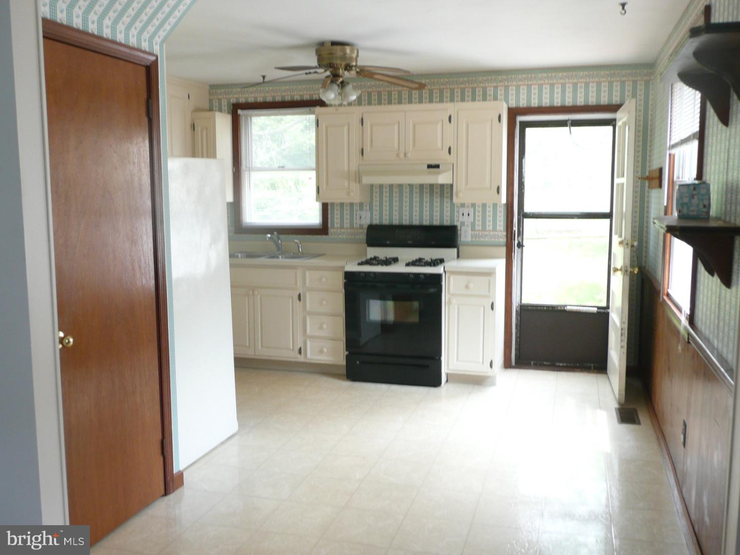 421 Willow Road Hellertown, PA 18055 - Photo 4 of 19 Kitchen