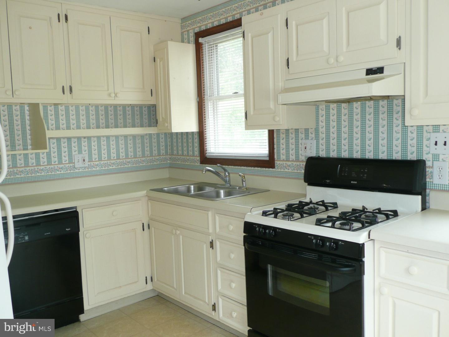 421 Willow Road Hellertown, PA 18055 - Photo 5 of 19 Kitchen