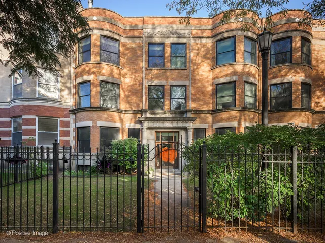 $389,000 | 4609 North Beacon Street, Unit 3F, Chicago, IL 60640