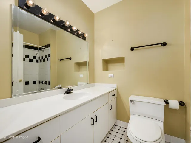 $389,000 | 4609 North Beacon Street, Unit 3F, Chicago, IL 60640