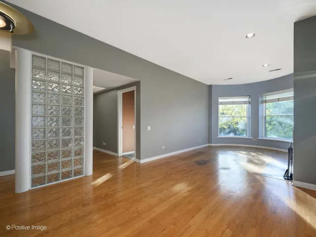 $389,000 | 4609 North Beacon Street, Unit 3F, Chicago, IL 60640