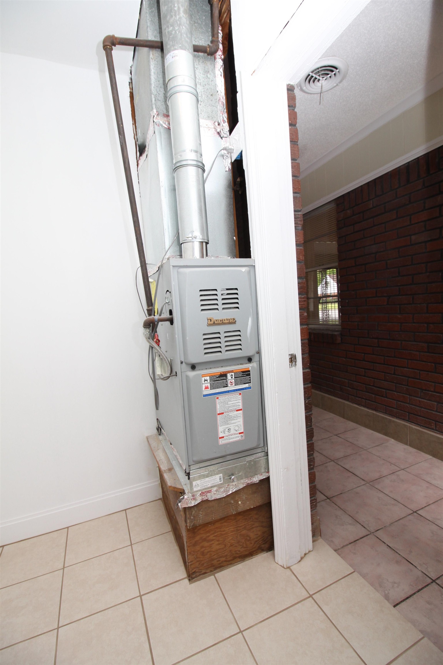 5190 Cottonwood Road Memphis, TN 38118 - Photo 13 of 26 a view of an entryway with seating