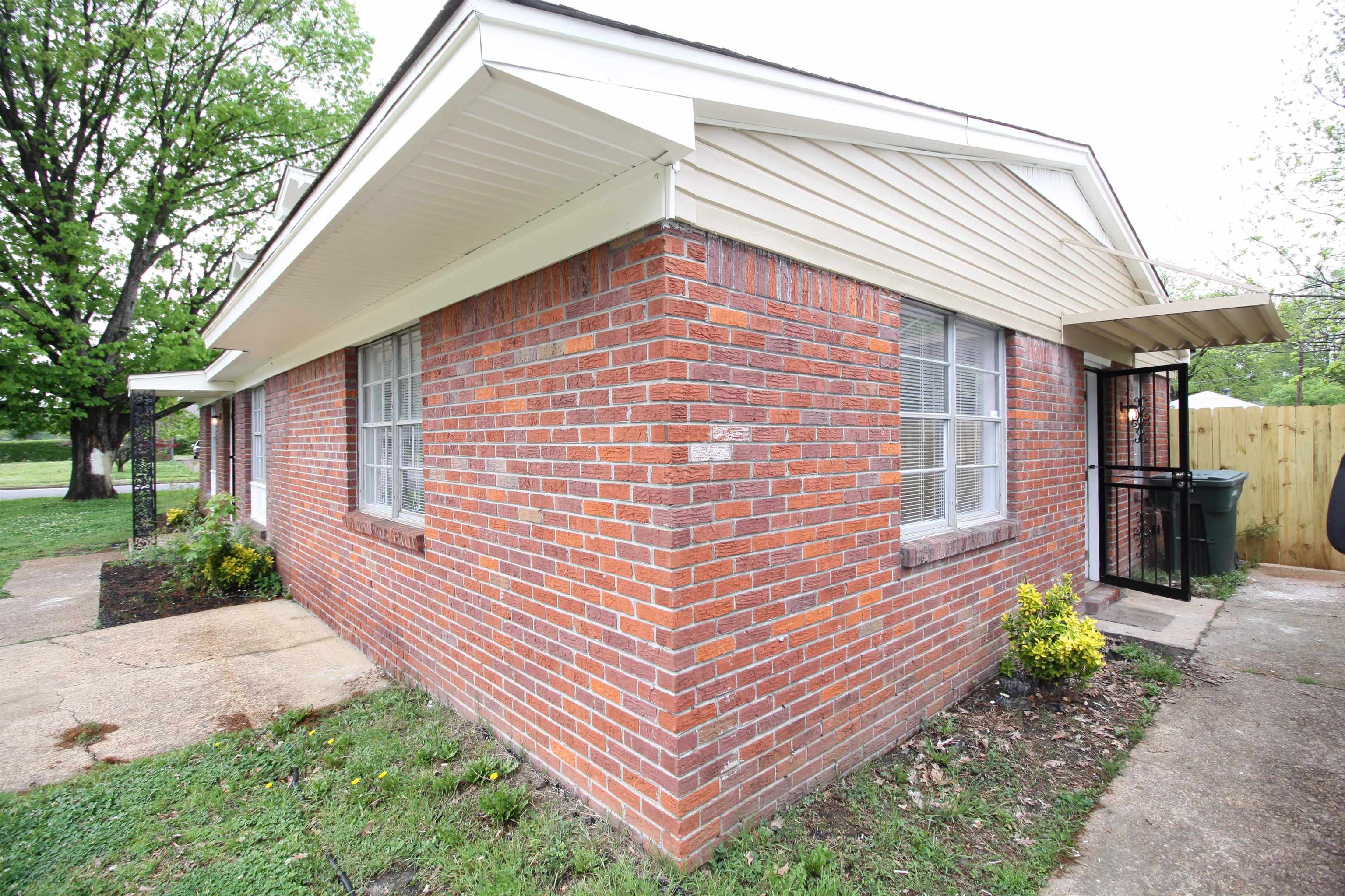 5190 Cottonwood Road Memphis, TN 38118 - Photo 4 of 26 a front view of a house with garden