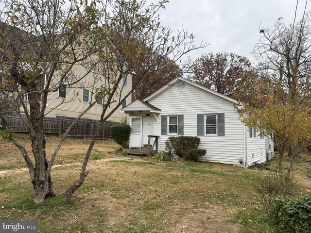 a view of a house with backyard