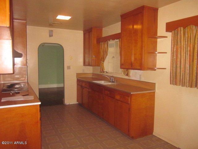 137 East Carter Road Phoenix, AZ 85042 - Photo 13 of 25 Kitchen