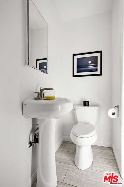 3770 Buckingham Road Los Angeles, CA 90016 - Photo 16 of 19 a bathroom with a toilet sink and mirror