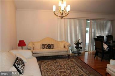 6404 Greeley Boulevard Springfield, VA 22152 - Photo 5 of 23 Living Room