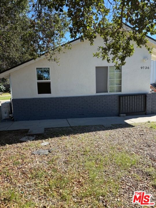 a view of a back yard of the house