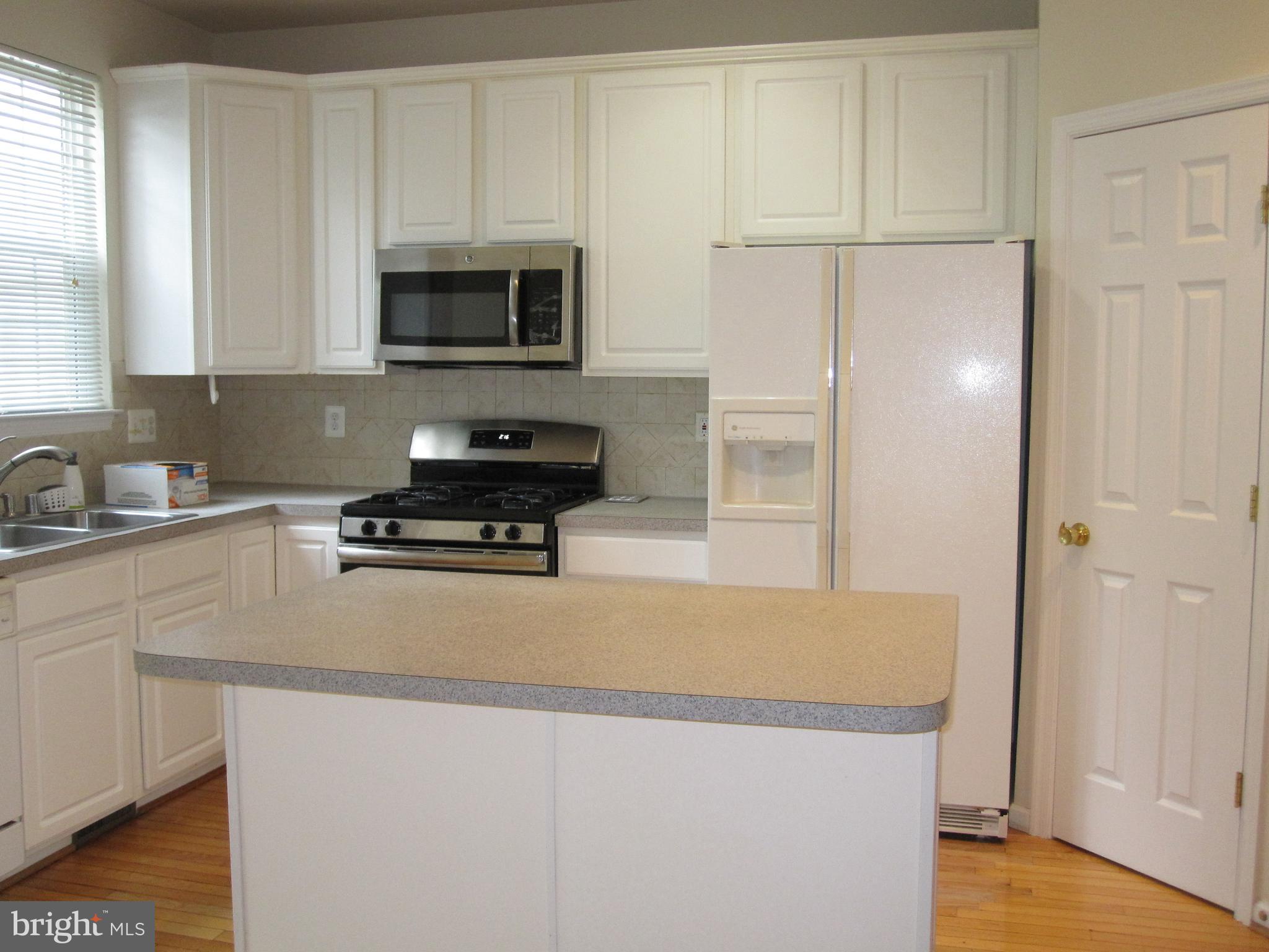 4140 River Forth Drive Fairfax, VA 22030 - Photo 6 of 32 Full of Natural Light