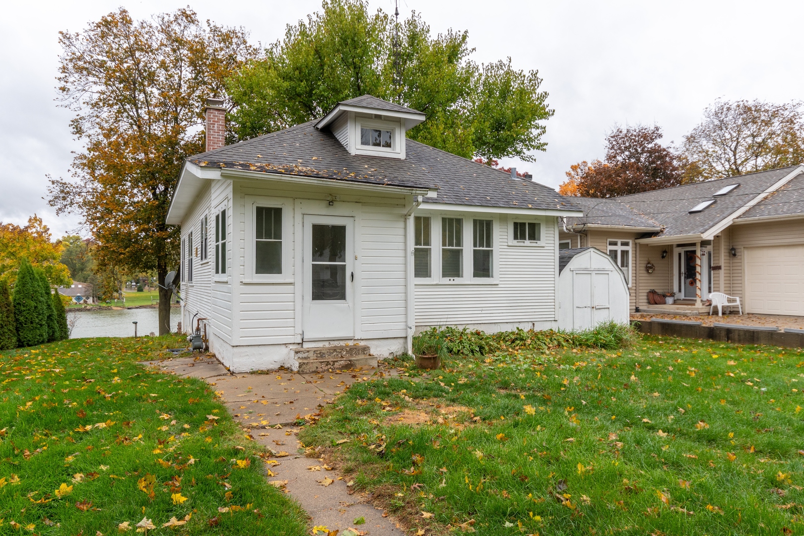 6N284 Riverside Drive St. Charles, IL 60174 - Photo 26 of 26 a front view of a house with garden
