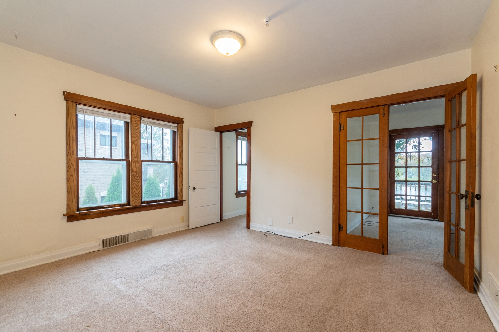 6N284 Riverside Drive St. Charles, IL 60174 - Photo 9 of 26 an empty room with windows and closet