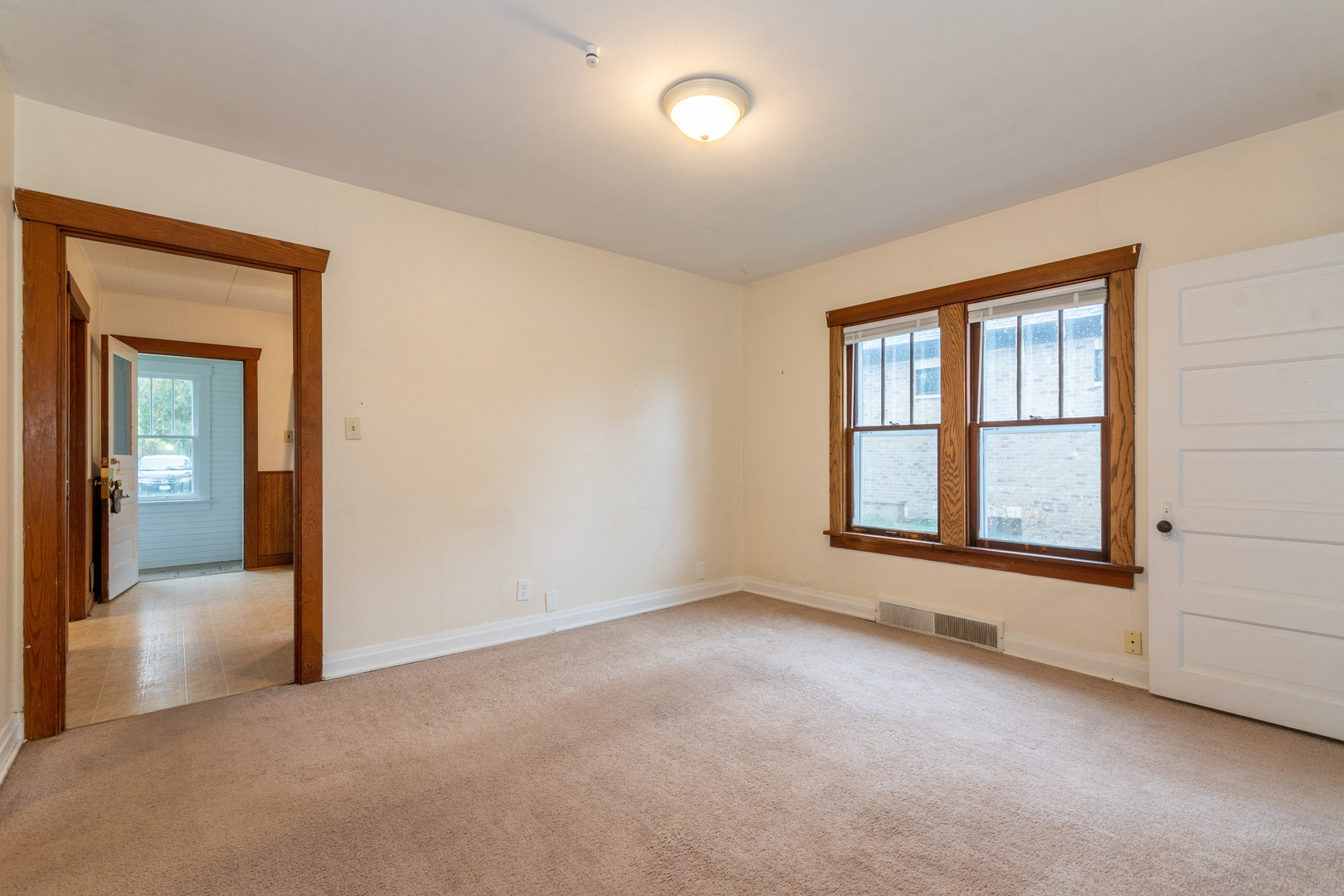6N284 Riverside Drive St. Charles, IL 60174 - Photo 10 of 26 an empty room with windows and closet