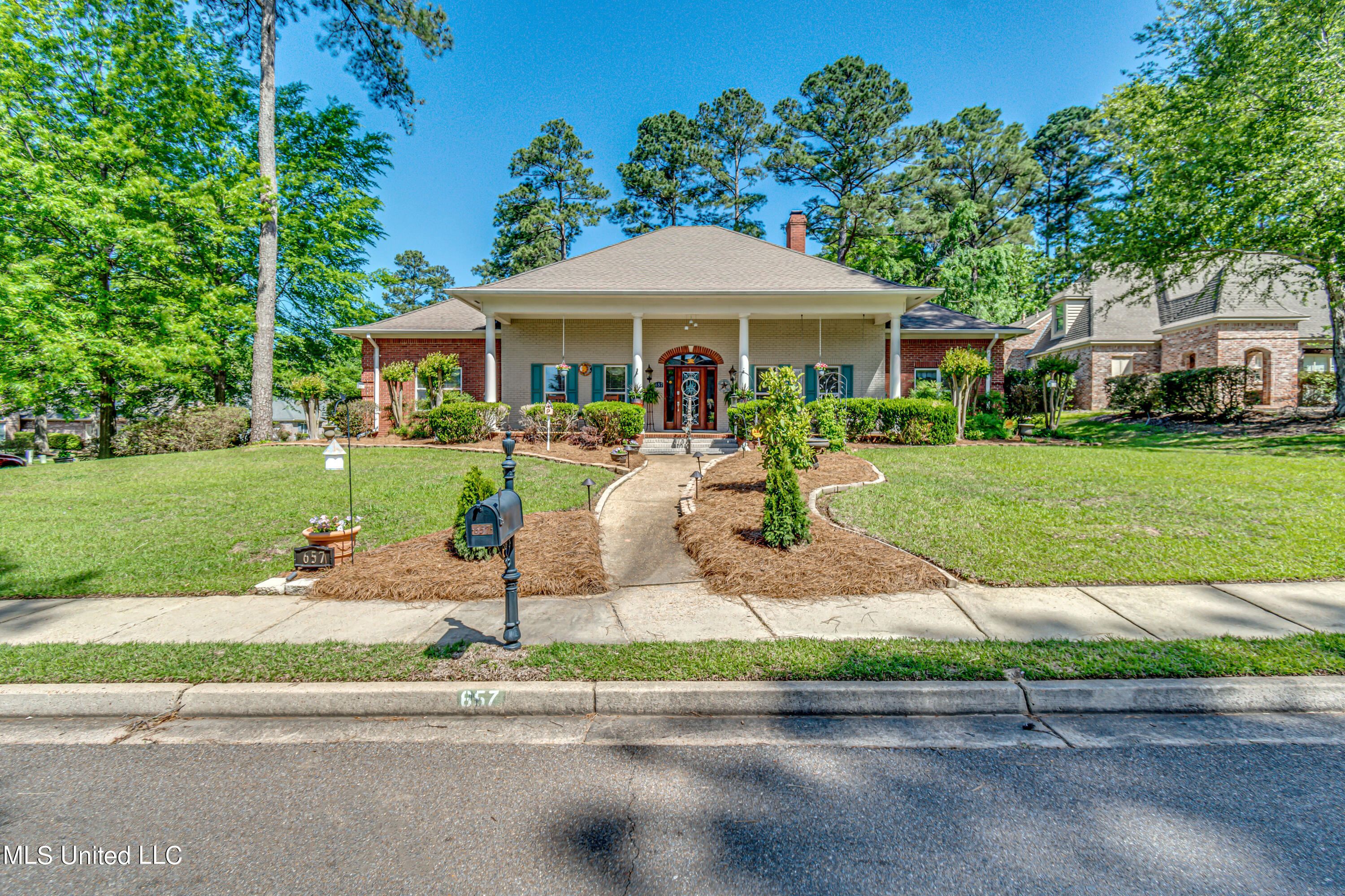 657 Wendover Way Ridgeland, MS 39157 - Photo 3 of 76 657 Wendover Way