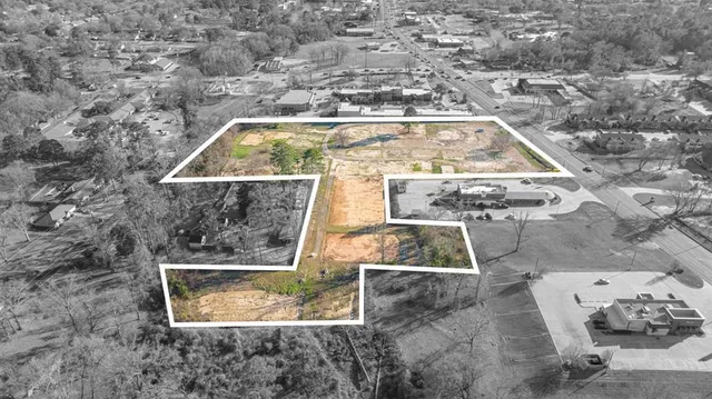 a street sign on a wall next to a building