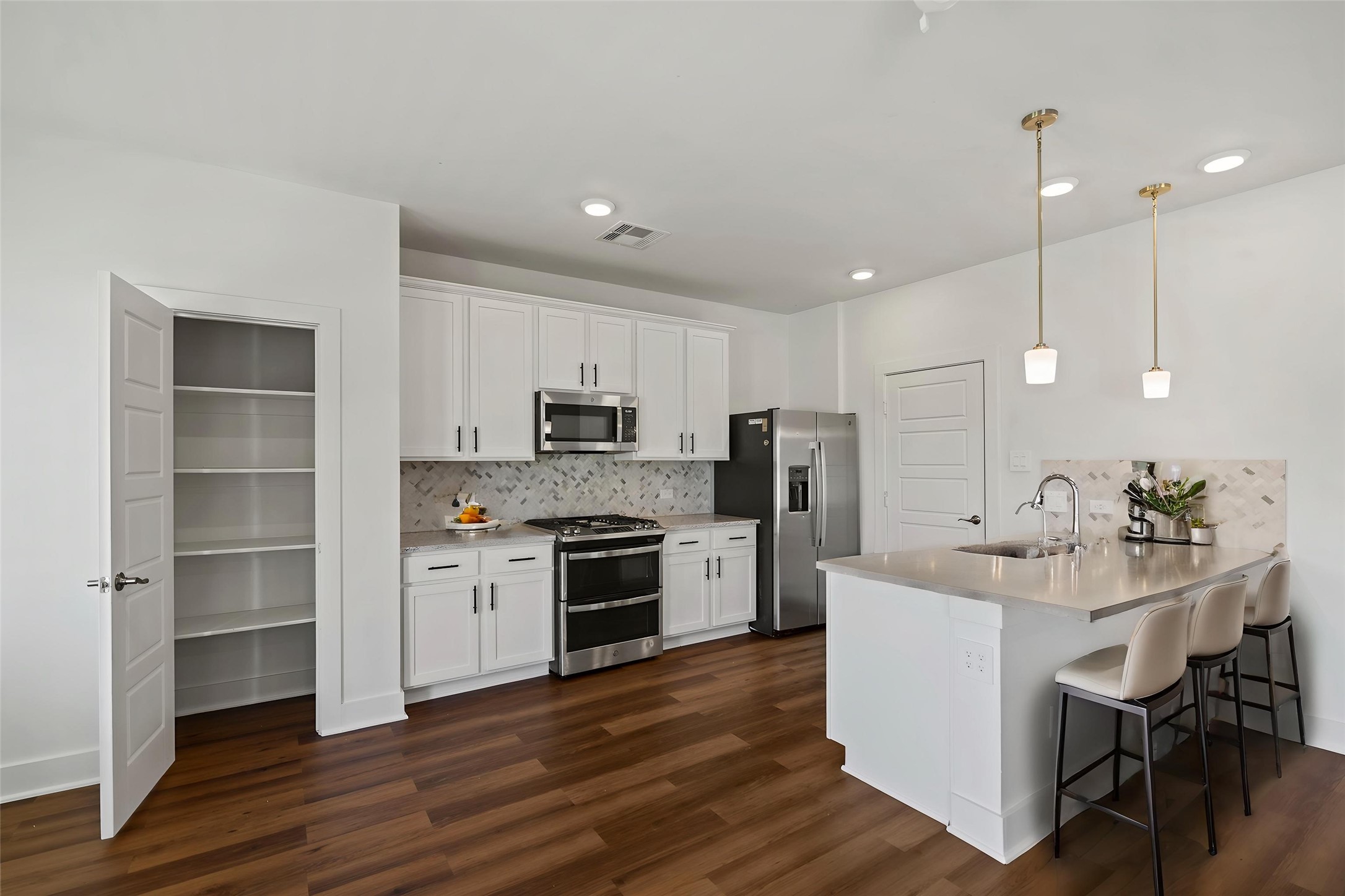 10603 Whitejacket Conroe, TX 77385 - Photo 24 of 42 DIGITALLY STAGED KITCHEN