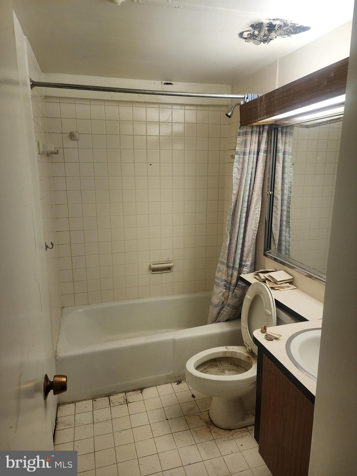 3601 Clarks Lane, Unit 416 Baltimore, MD 21215 - Photo 31 of 68 a bathroom with a granite countertop bathtub shower sink and toilet
