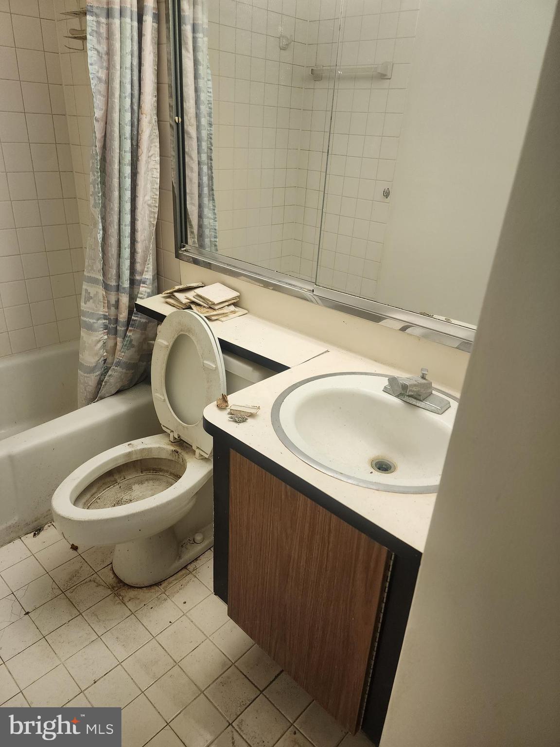 3601 Clarks Lane, Unit 416 Baltimore, MD 21215 - Photo 32 of 68 a bathroom with a sink toilet and shower