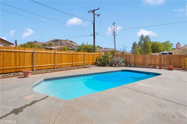 $574,900 | 18830 Munsee Road, Apple Valley, CA 92307