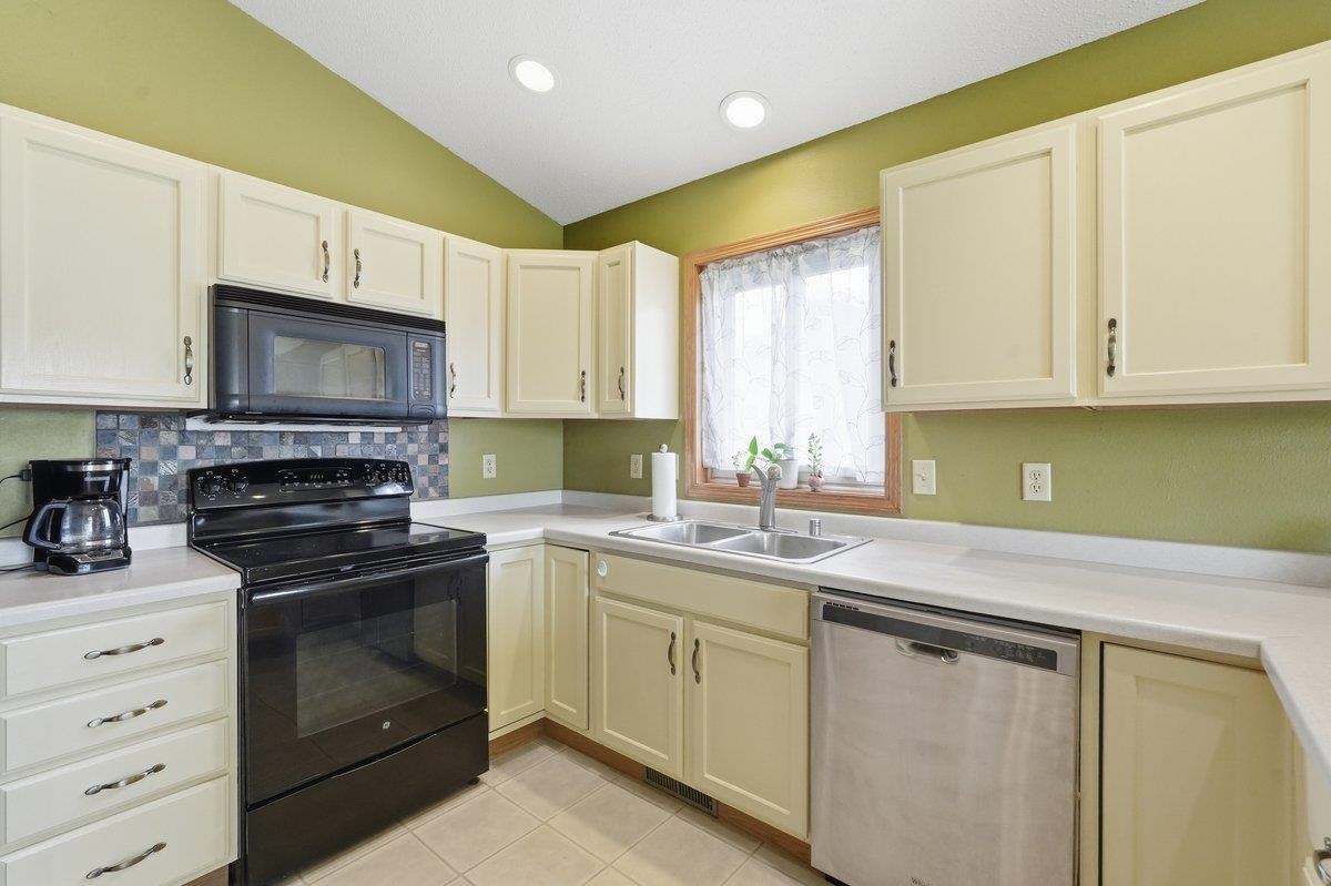 1129 Lincoln Road Oregon, WI 53575 - Photo 13 of 47