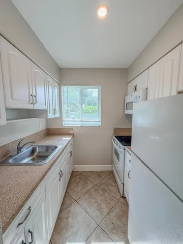 $2,000 | 541 Northeast 44th Street, Unit B, Boca Raton, FL 33431