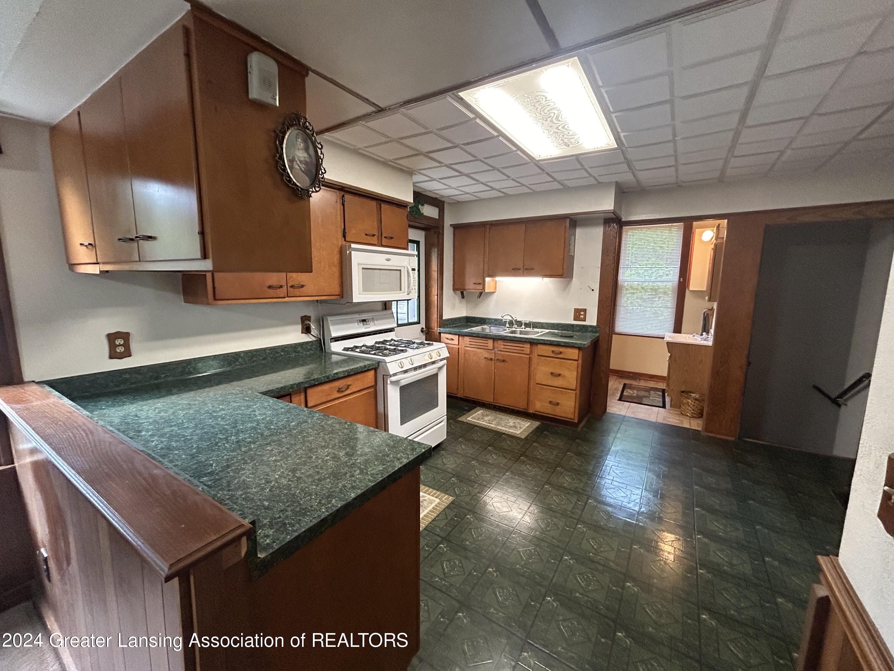5312 Old Lansing Road Lansing, MI 48917 - Photo 12 of 24 IMG_1831