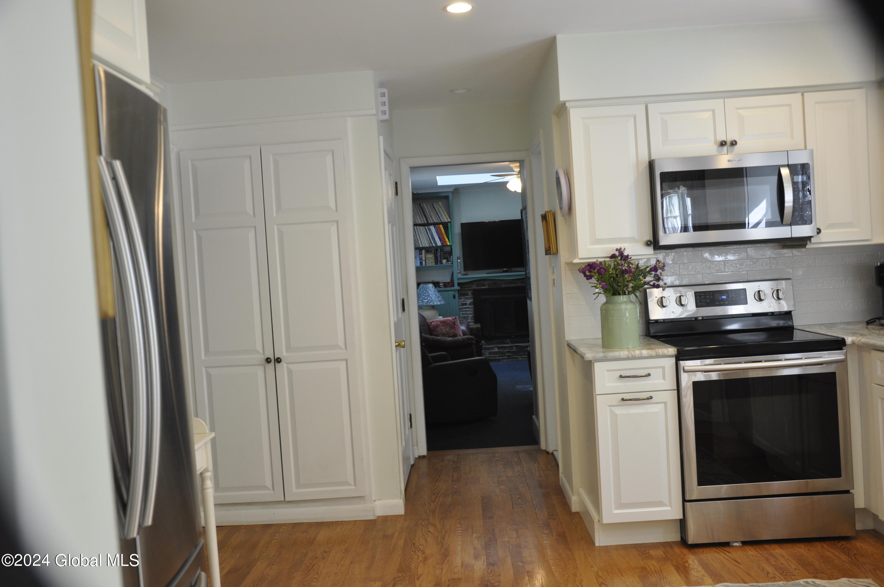 21 Thorndale Road Bethlehem, NY 12159 - Photo 9 of 26 _DSC0017 - Copy (2)