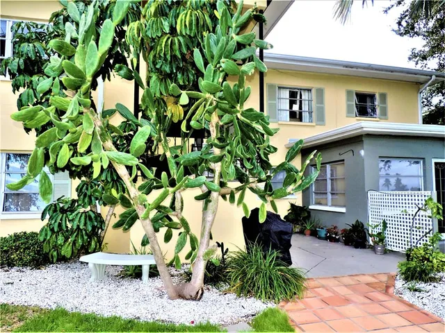 $1,400 | 12175 3rd Street East, Unit 4, Treasure Island, FL 33706