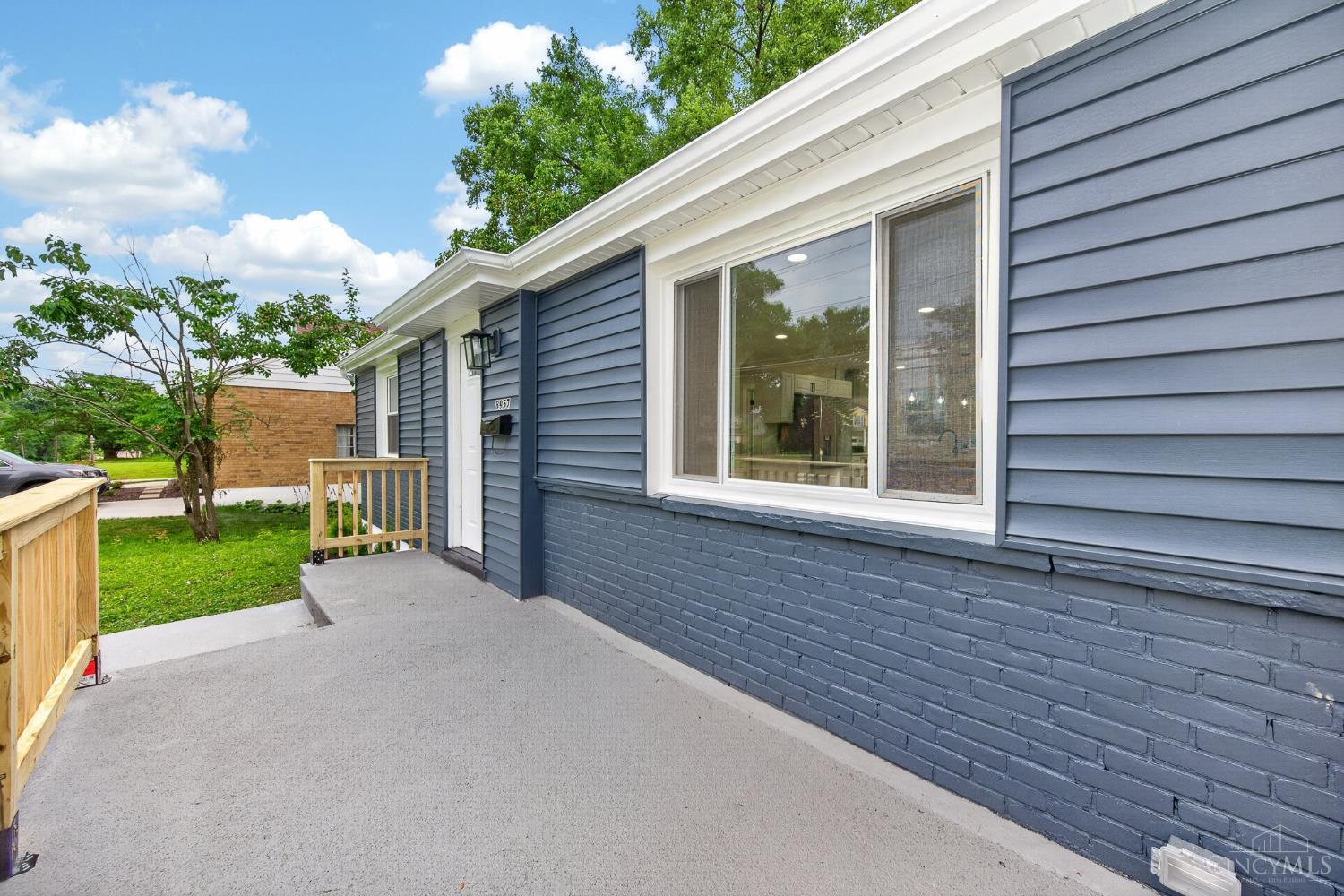 8957 Plainfield Road Cincinnati, OH 45236 - Photo 4 of 40