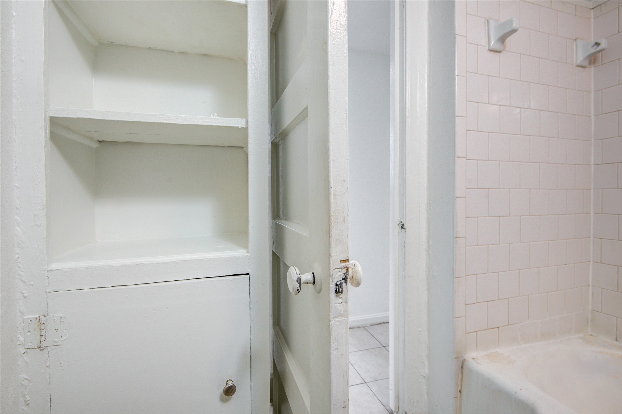 1828 West Main Street, Unit 1 Houston, TX 77098 - Photo 15 of 20 a bathroom with a bathtub