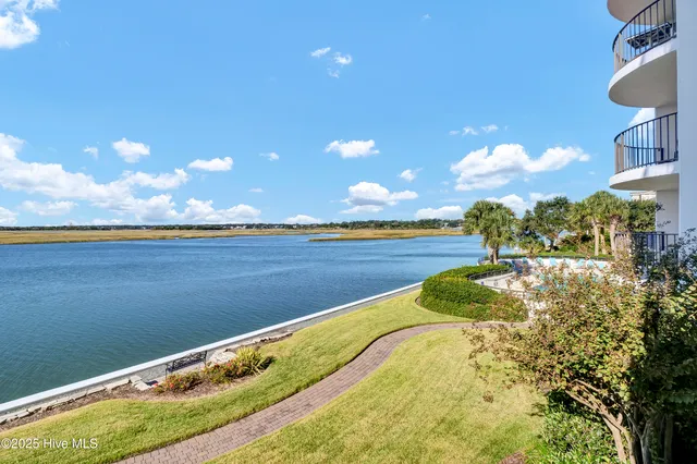 $2,500 | 322 Causeway Drive, Unit STE 207, Wrightsville Beach, NC 28480