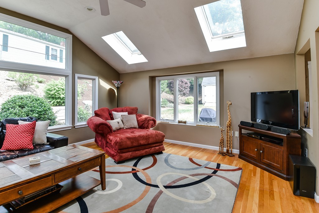 10 Laconia Road Natick, MA 01760 - Photo 3 of 19