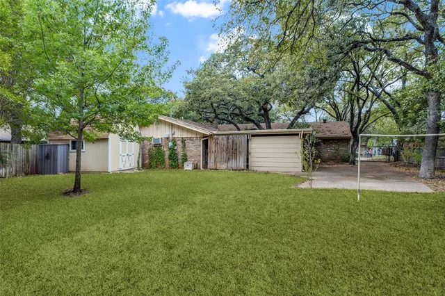 $2,900 | 705 Lake Louise Road, Fort Worth, TX 76103